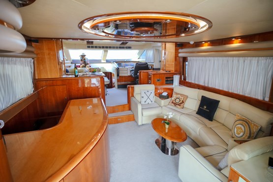 luna yacht | AED700/hour